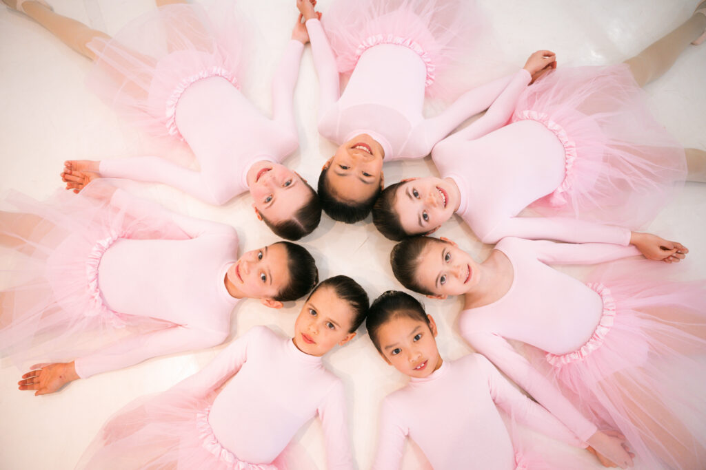 Junge Ballettschülerinnen im Kreis von oben fotografiert
